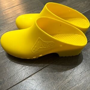 Calzuro BiHos Classic Rubber Autoclavable Clogs Without Holes Yellow